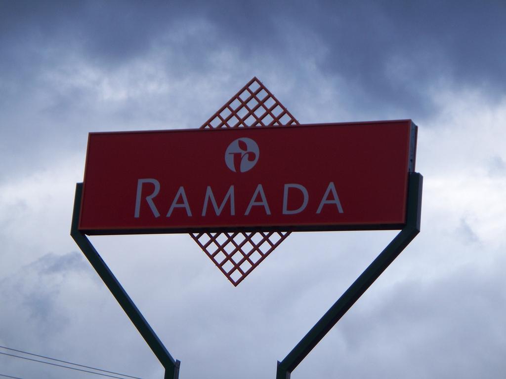 Ramada By Wyndham Уильямс-Лейк Экстерьер фото